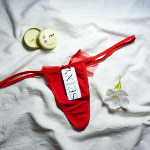 Tanga roja con moño